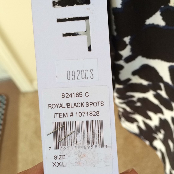 NWT! FYLO XXL black spots front zip blouse. - Picture 6 of 10